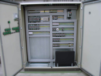Teknoaustral - Vista interior de um painel  de controle com C.L.P.